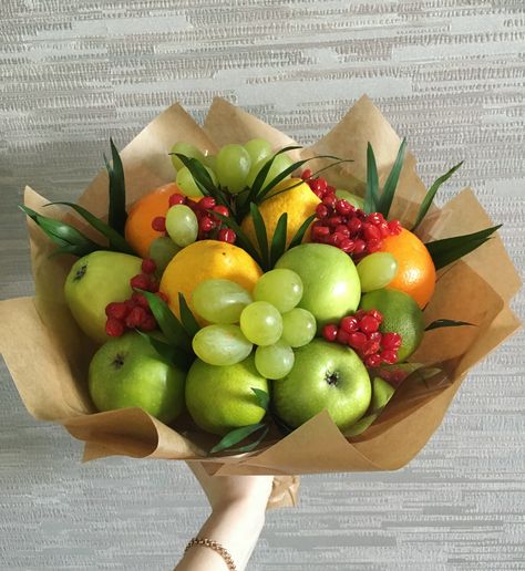 Bucket Buah, Fruit Bouquet Ideas, Wedding Doorgift, Vegetable Bouquet, Edible Fruit Arrangements, Fruit Hampers, Food Bouquet, Edible Bouquets, Fruit Basket Gift