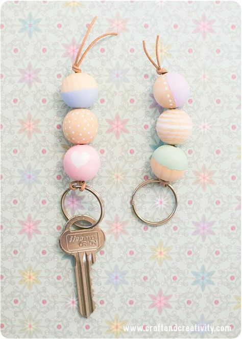 14 Cool DIY Key Rings To Make | Shelterness Keychain Craft, Cadeau Diy, Diy Keychain, Fun Crafts For Kids, Beaded Keychains, Crafty Craft, Diy Projects To Try, Cool Diy, Craft Inspiration