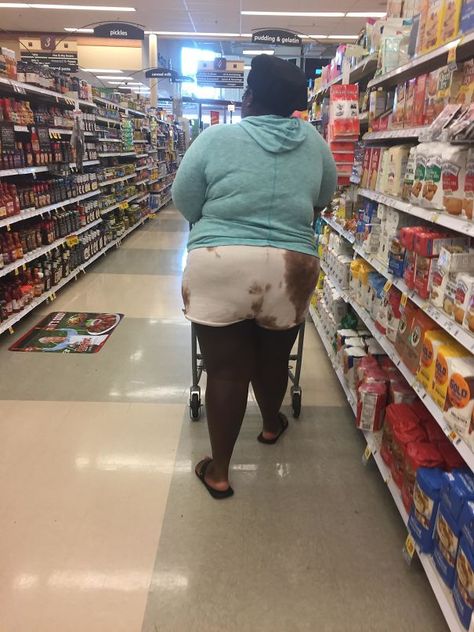 These Brown And White Tie-Die Shorts Funny Pics Of People, People At Walmart, Funny Walmart Pictures, Pics Of People, Clothing Fails, Epic Fail Pictures, Walmart Pictures, Walmart Funny, Funny People Pictures