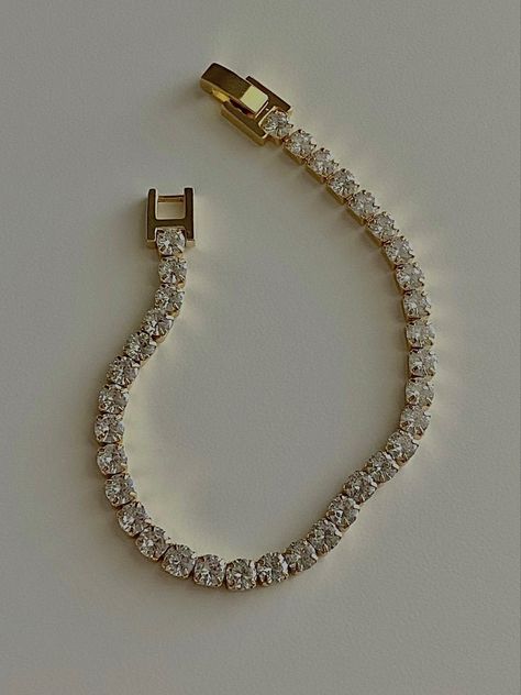 Toni Tennis Bracelet Tennis Bracelet Aesthetic, Armani Couture, Wall Wardrobe, Wall Wardrobe Design, Bracelet Aesthetic, Beginners Eye Makeup, Sporty And Rich, Tiffany And Co, Wardrobe Design