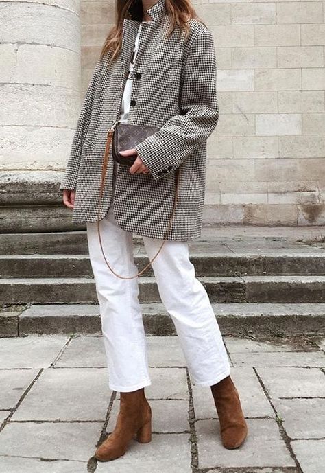 White Jeans Brown Boots Outfit, White Jeans Outfit Autumn, White Jeans Jacket, Winter White Jeans, Brown Boots Outfit, How To Wear White Jeans, Minimalist Moda, Checked Coat, Jean Outfit