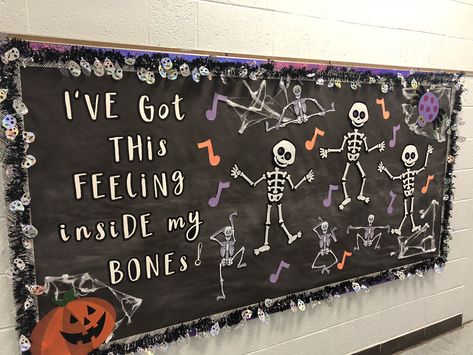 Halloween Buliton Board Ideas, Halloween Themed Classroom Boards, Halloween Door Decor For Classroom, Holloween Board Ideas For Work, Halloween Teacher Board Ideas, Reading Halloween Bulletin Boards, Halloween Teacher Boards, Spooky Halloween Bulletin Boards, Halloween Art Bulletin Board