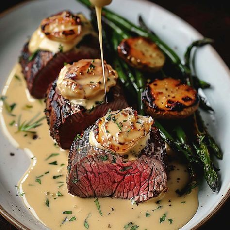 Beef Tenderloin Plating, Filet Mignon Plating, Stuffed Beef Tenderloin Recipes, Fancy Steak Dinner, Béarnaise Sauce, Stuffed Food, Beef Tenderloin Recipes, Bearnaise Sauce, Perfect Steak