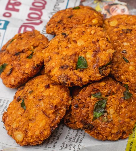 Parippu Vada is made of lentils and spices and is a traditional evening snack of Kerala. Find the recipe with step by step instructions and pictures. Parippu Vada, Dal Vada Recipe, Kerala Snacks, Lentil Fritters, Vada Recipe, Malaysian Cuisine, Kerala Food, Food Lab, South Indian Food