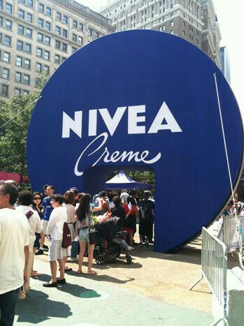 Brand Activation Ideas, Experiential Marketing Events, Marketing Activations, Event Entrance, Brand Activation, Publicidad Creativa, Experiential Marketing, Street Marketing, Guerilla Marketing