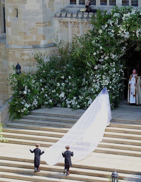 Megan Markle entering St George's Chapel on her wedding day. Megan And Harry Wedding, Royal Wedding Themes, Harry And Meghan Wedding, Celebrity Wedding Photos, Harry Wedding, Windsor England, Meghan Markle Wedding, Destination Wedding Decor, Princess Meghan