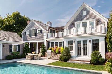 South Summer Farmhouse - Patrick Ahearn Architect Colonial Aesthetic, Nantucket Style Homes, Patrick Ahearn Architect, Patrick Ahearn, Clapboard Siding, Nantucket Style, Ranch Exterior, Colonial Exterior, House Blend