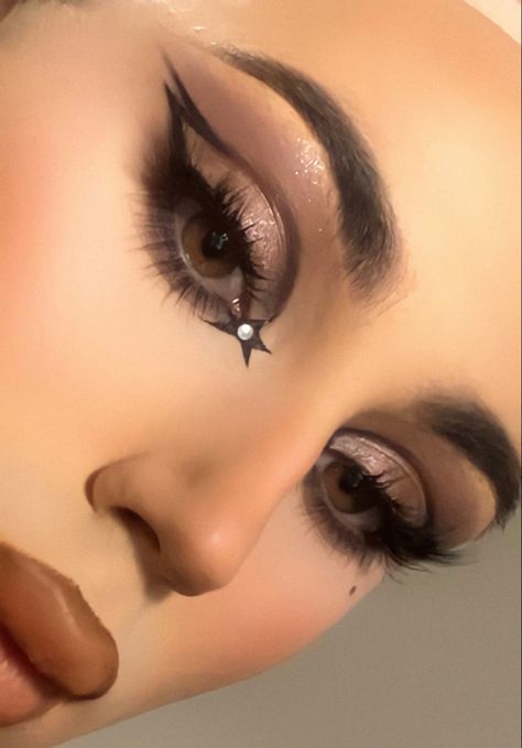 Eyeliner smokey eyes Rockstar aesthetic Smokey Eye Graphic Liner, Eye Makeup Rockstar, Hamilton Inspired Makeup, Maneskin Inspired Makeup, Maneskin Concert Makeup, Bold Graphic Liner, Metal Show Makeup, Chase Atlantic Makeup, Rockstar Aesthetic Makeup