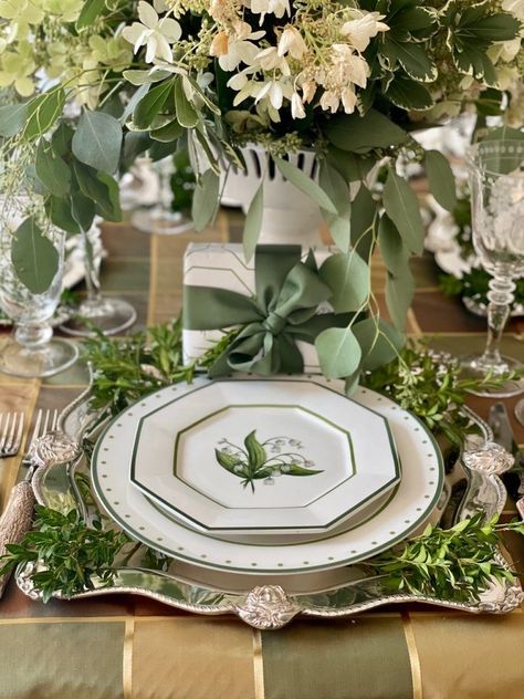 Carolyn Roehm, Carolyne Roehm, Table Settings Ideas, Rattan Tray, Tafel Decor, The Enchanted Home, Chic Table, Enchanted Home, Table Scapes