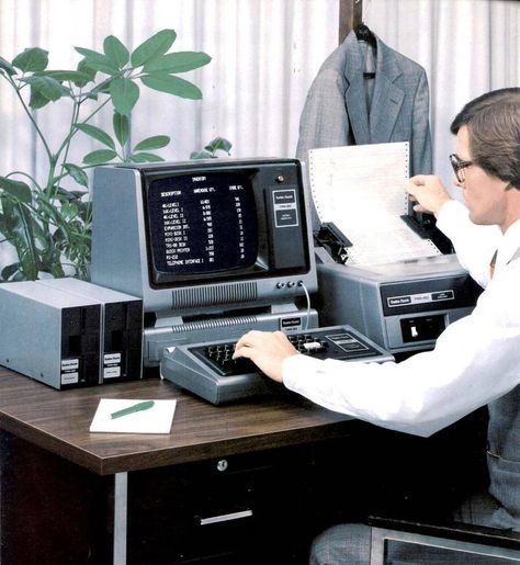 70s Computer, People Using Technology, 90s Tech, Internet Ads, Atomic Space Age, Apple Ii, Digital Marketing Ideas, Vintage Technology, Old Tech