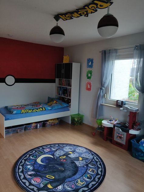 Nachtara Teppich, Pokéball Lampe, Pokemon Wandbild Pokemon Kids Room, Avenger Bedroom, Pokemon Bedroom Ideas, Small Boys Bedrooms, Pokemon Bedroom, Pokemon Room, Next Bedroom, Geeky Craft, Themed Kids Room