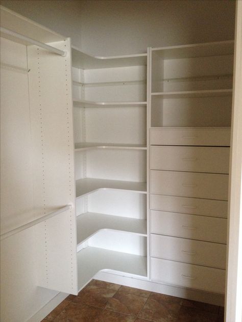 Master bedroom walk-in closet idea for maximum storage and space use. Corner Shelving, Corner Closet, Closet Redo, Ikea Closet, Walking Closet, Closet Design Layout, Small Bedrooms, Closet Drawers, Closet Layout