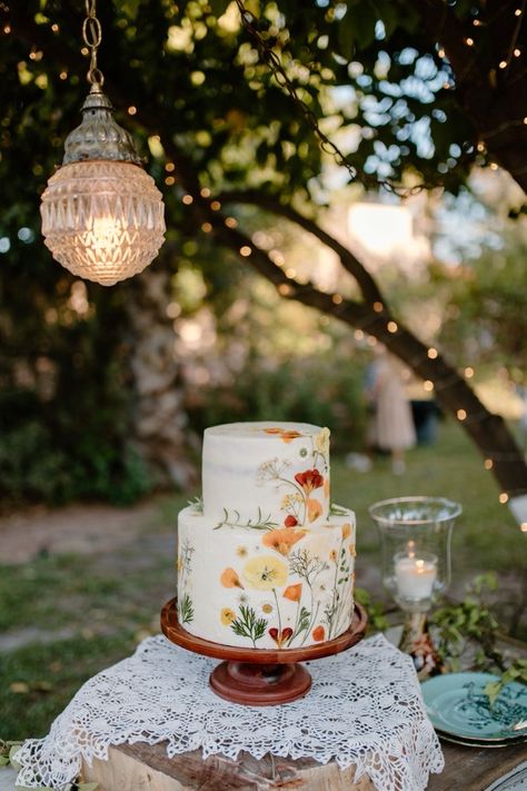 Dried Flowers On Wedding Cake, Wedding Cakes With Dried Flowers, Edible Wildflower Cake, Dried Flower Cake Wedding, Wildflowers Wedding Cake, Dried Floral Wedding Cake, Wedding Cake With Pressed Flowers, Pressed Wildflower Cake, Edible Flowers Wedding Cake