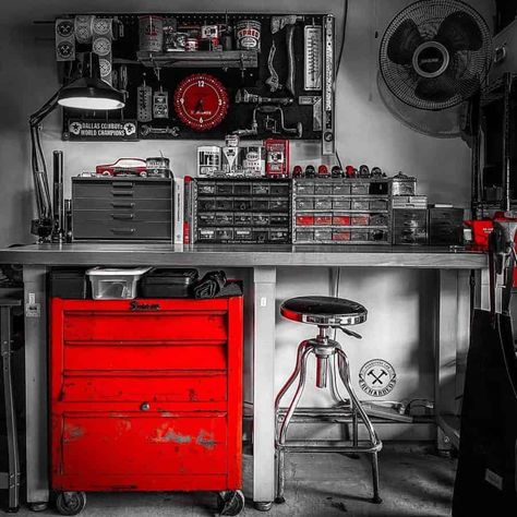 Rehabbed Furniture, Vintage Workshop, Workbench Ideas, Tool Chests, Motorcycle Workshop, Garage Organisation, Mechanical Workshop, Workshop Layout, Workbench Plans Diy