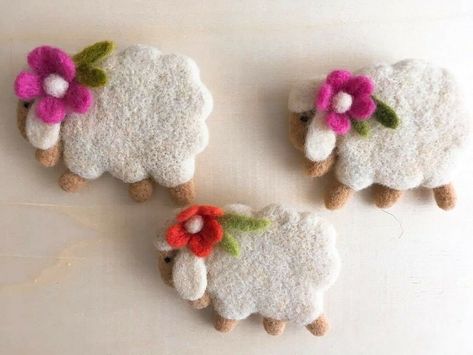 Needle Felted Brooch, Needle Felted Ornaments, Felt Kids, Crewel Embroidery Patterns, Sheep Crafts, Felt Bookmark, Needle Felted Cat, Needle Felting Diy, Wool Felt Projects