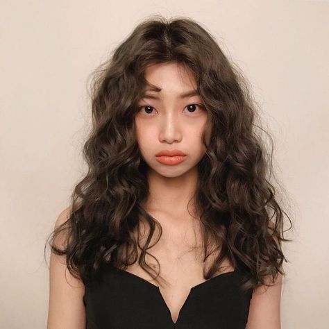 Perm Round Face, Korean Curly Perm, Romantic Wavy Hair, Curly Hair Character, Face Framing Layers Wavy Hair, Pelo Ondulado Natural, Japanese Perm, Haircut Inspired, Curly Asian Hair