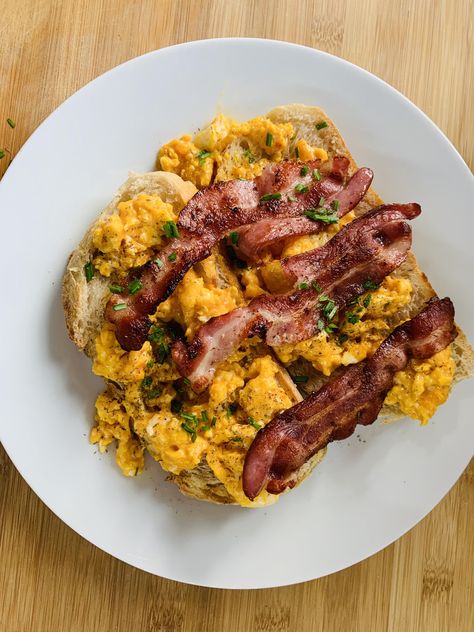 Scrambled Eggs & Bacon on Sourdough Scrambled Eggs Bacon, Eggs With Bacon, Eating Photography, Scrambled Eggs With Spinach, Scrambled Eggs Recipe, Eggs And Bacon, Get Into Ketosis Fast, Low Carb Plan, Bacon Recipe