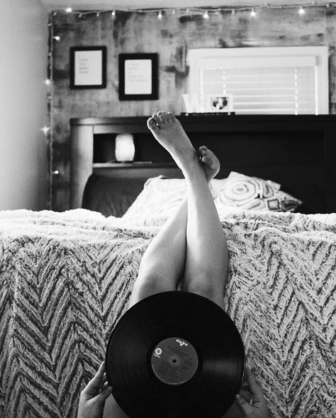 Music Photoshoot, Black Siren, Vinyl Aesthetic, The Artist Movie, Vintage Photoshoot, Pin Up Photography, Photoshoot Themes, Foto Art, Anniversary Photos