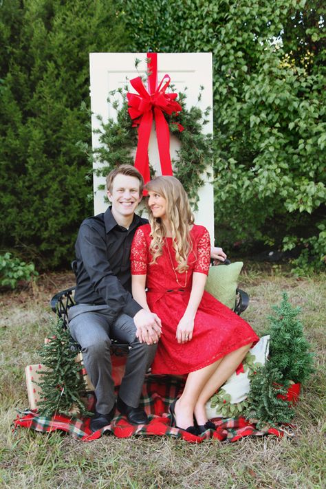 Christmas Picture Backdrop Ideas Outside, Christmas Backdrops For Photos Outdoors, Christmas Photo With Santa, Christmas Photo Booth Outdoor, Christmas Photoshoot Large Wreath, Christmas Photo Set Up Outdoor Simple, Outdoor Photo Set Up, Christmas Props For Pictures, Adult Christmas Photoshoot