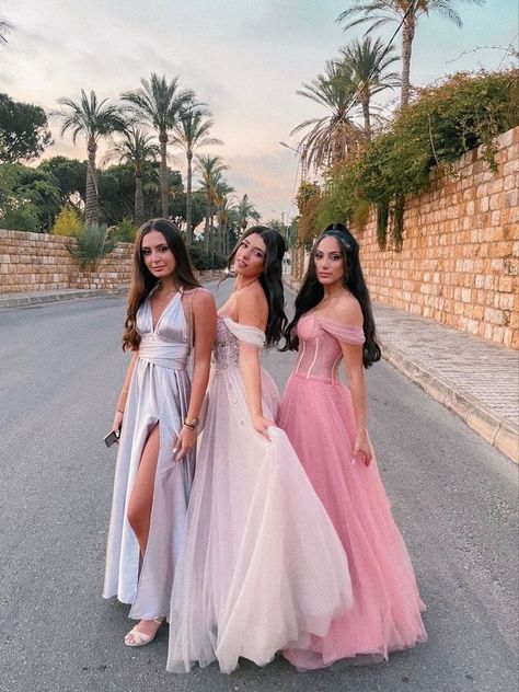 Trio Prom Dresses, Prom Poses 3 Friends, Prom Friends Aesthetic, Candid Prom Pictures, Prom Aesthetic Friends, Prom Photos Aesthetic, Prom Group Photos, Prom Pictures Friends, Matching Prom