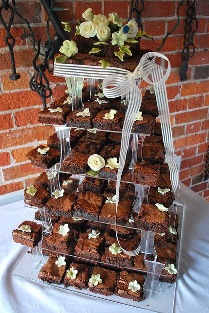 Brownie wedding cake inspiration Brownies Wedding, Brownie Wedding, Brownie Wedding Cakes, Brownie Tower, Brownie Cakes, Cake Alternatives, Velvet Brownies, Alternative Wedding Cakes, Wedding Brownies