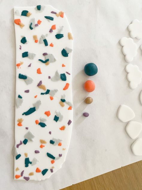 Terrazzo Clay, Fimo Jewelry Diy Tutorials, Trendy Colorful Polymer Clay Jewelry, Terrazzo Craft Ideas, Polymer Clay Slabs Diy, Polymer Clay Slab, Terrazzo Polymer Clay, Polymer Clay Recipe, Terrazzo Polymer Clay Earrings