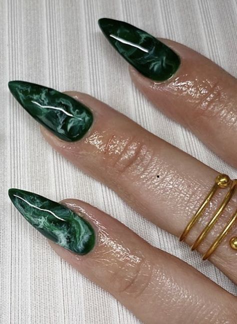 Bottle Green Nails Ideas, Green Nails With Marble Design, Dark Green Marble Nails, Loki Inspired Nails, Green Stilleto Nails, Emerald Marble Nails, Slytherin Nail Ideas, Emerald Green Marble Nails, Forest Green Stilleto Nails