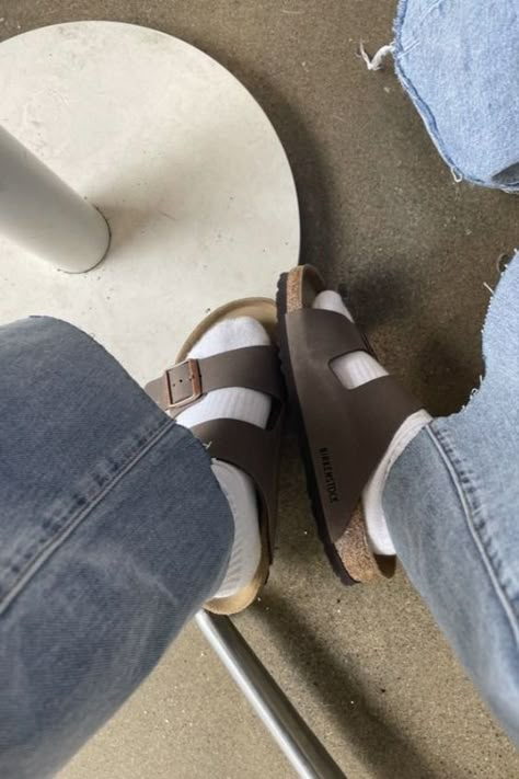 Birkenstock Outfit Summer Casual, Brown Birkenstock Outfit, Birkenstocks Aesthetic, Birkenstock Aesthetic, Brown Birkenstocks, Birks Sandals, Birkenstock Sandals Outfit, Birks Outfit, Birkenstock Outfit