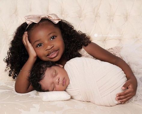 Sibling Photography Newborn, Mommy Daughter Photoshoot, Sibling Pictures, Black Motherhood, Cute Pregnancy Pictures, Maternity Photography Poses Pregnancy Pics, Sibling Photography, Second Semester, Cute Black Babies