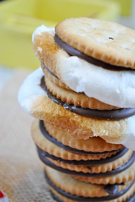 Ritz Crackers S'mores are the ideal summer pairing for Sweet & Salty lovers! | www.somethingswanky.com Biscuits Graham, Ritz Cracker, Homemade Graham Crackers, Party Dips, Camping Recipes, Easy Camping, Ritz Crackers, Köstliche Desserts, Camping Food