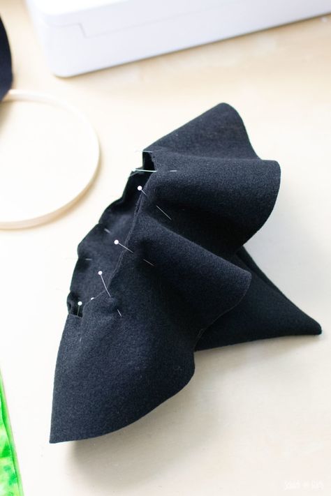 Doll Witch Hat Pattern, Modern Witch Hat Diy, Witch Hat Ornaments, Witches Hat Sewing Pattern, Felt Witch Hat Pattern, Felt Witch Hat Diy, Easy Diy Witch Costume, Witch Hat Pattern Sewing, Diy Felt Witch Hat