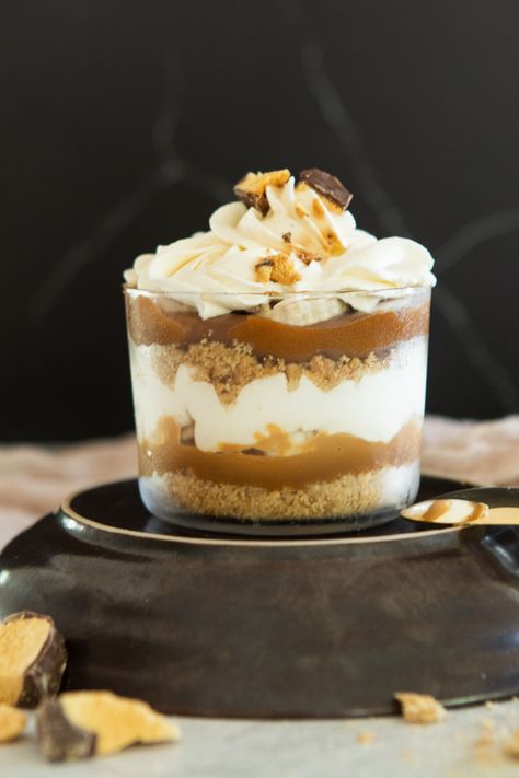 Individual Banoffee Pie, Banoffee Pudding Recipe, Banoffee Pie Cups, Small Fancy Desserts, Pudding Desserts In A Cup, Individual Trifle Desserts Cups, Cake Parfait Cups, Banoffee Parfait, Uk Desserts