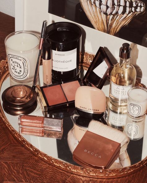 beauty products #makeup Tray Aesthetic, Penyimpanan Makeup, Chic Vanity, Makeup Tray, Aesthetic Skincare, Pinterest Design, Makeup Guide, High End Makeup, Luxury Makeup