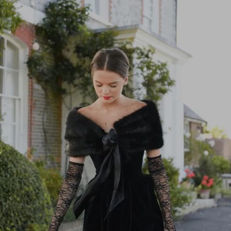 Black Dress With Gloves, Great Gatsby Outfit, Gloves Outfit, Dress And Gloves, Fur Outfit, Faux Fur Shrug, Glamouröse Outfits, Black Fur Coat, Dress With Gloves