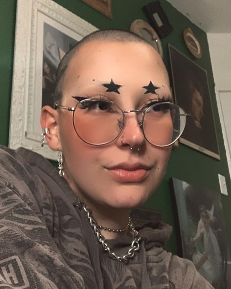 Shaved Head Makeup Looks, Creative Eyebrow Makeup, Short Eyebrows Alt, Drawn On Eyebrows Goth, Short Eyebrows Aesthetic, Shaved Eyebrows Aesthetic, Eyebrow Design Art, Half Shaved Eyebrows, Shaved Brows Makeup