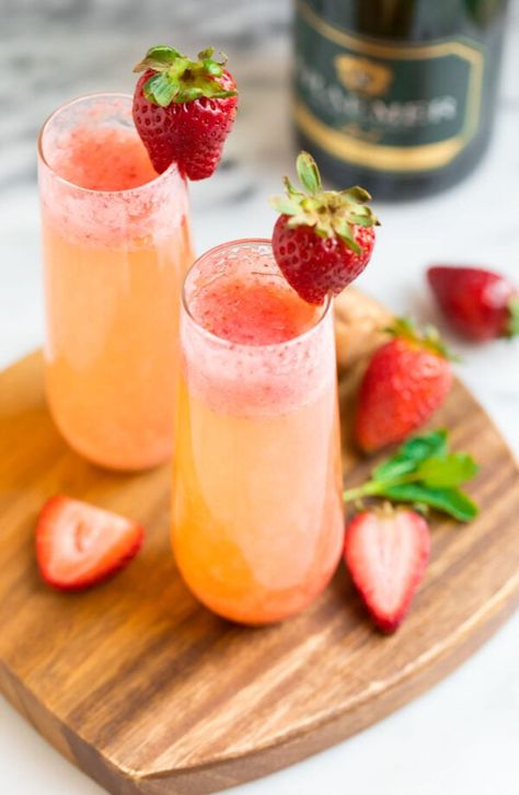 Strawberry Mimosa Recipe, Strawberry Mimosas, Strawberry Champagne Cocktail, Brunch Cocktail Recipes, Mimosa Recipes, Cosmopolitan Cocktail Recipes, Strawberry Mimosa, Leftover Strawberries, Champagne Recipes Cocktails