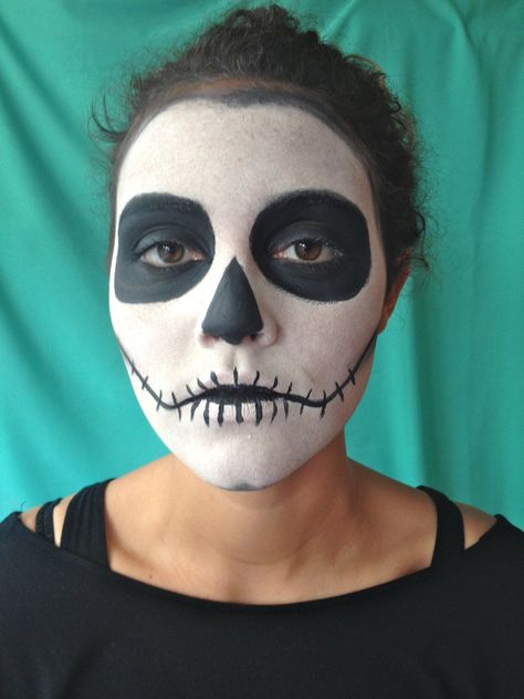 HALLOWEEN - Face paint Diy Day Of The Dead, Skeleton Face Paint, Mime Face Paint, Skull Face Paint, White Face Paint, By Hand London, Simple Skull, Dead Makeup, Skeleton Face