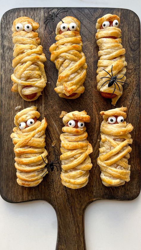 Mummy Hotdogs are a simple, creative, and delicious way to add some spooky fun to your Halloween party or family dinner. Halloween Themed Mexican Food, Halloween Sausage Ideas, Salty Halloween Food, Cheap Halloween Food Ideas Parties, Savoury Halloween Party Food, Halloween Savoury Party Food, Halloween Party Food Savory, Halloween Snacks Savory, Halloween Meals Dinners