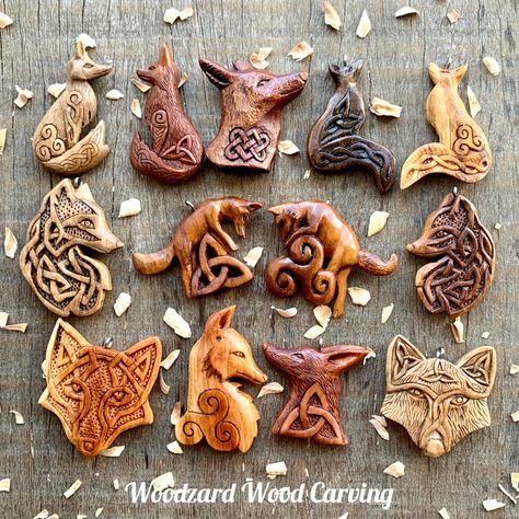 Mini Wood Carving Ideas, Dremel Art Ideas, Wood Carving Jewelry, Wood Carving Ideas, Wood Jewelry Diy, Carved Wooden Animals, Animal Carving, Whittling Projects, Wood Carving For Beginners