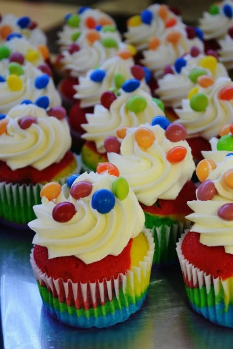 Skittles Cake, Birthday Cake For Boyfriend, Cake For Boyfriend, Boyfriend Love, Rainbow Cupcakes, Custom Cupcakes, Love Cupcakes, Yummy Cupcakes, Ideas Birthday