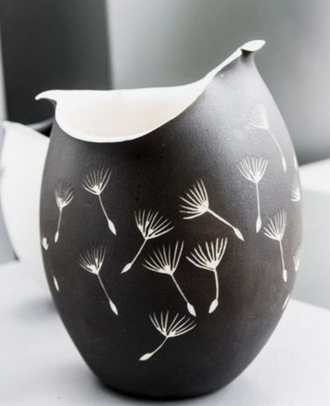 Black And White Sgraffito Pottery, Pottery Scraffito Patterns, Sgraffito Designs Easy, Sgraffito Designs Pattern, Mishima Pottery, Scraffito Designs Simple, Sgraffito Ceramics, Sgraffito Pottery, Ceramics Bowls Designs