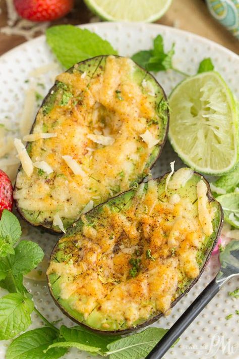 Broiled Parmesan Avocado recipe Easy Avocado Recipes, Parmesan Tomatoes, Avocado Dessert, Keto Side Dishes, Avocado Recipes, Dinner Salads, Morning Breakfast, Avocado Salad, Salsa Verde