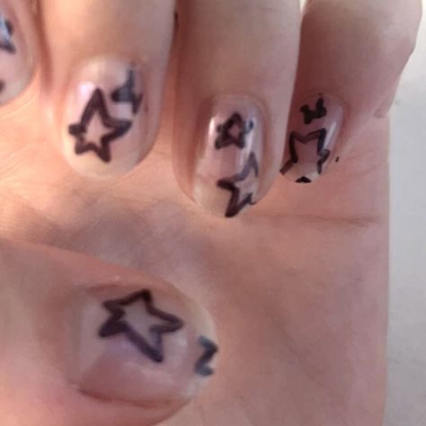 sharpie nail trend Nail Marker Designs, Nail Art Sharpie, Starry Nails, Sharpie Nail Art, Sharpie Nails, Lisa Frankenstein, Cute Simple Nails, Nail Trend, Sharpie Art