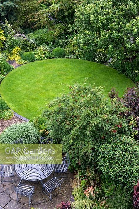 An overhead view of Windy Ridge garden which is laid out with circular lawn and patio. Foxglove Garden, Circular Garden Design, Planting Palette, Circular Garden, Circular Lawn, Japanese Garden Backyard, Riverside Garden, Corner Garden, Cottage Garden Design