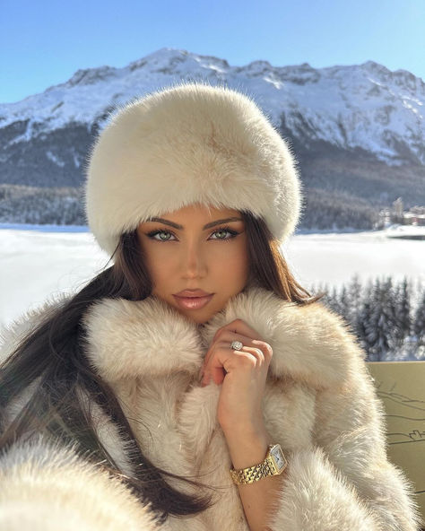 Fur Hat Outfit, Apres Ski Outfit, Vinter Mode Outfits, Fur Outfit, Fur Coat Outfit, Winter Mode Outfits, Fur Headband, Ski Outfit, Faux Fur Hat