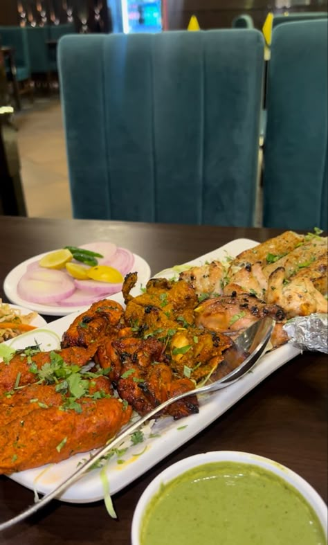 Chaat Platter, Desi Dinner, Hyderabad Food, Chicken Platter, Hyderabad City, Foodie Instagram, Tastemade Recipes, Recipe Dinner, Delicious Lunch