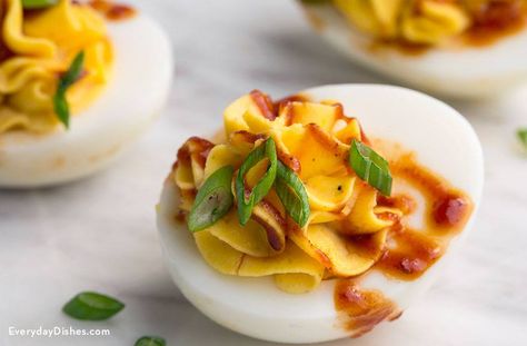 Bring loads of zing and tang to your next backyard shindig with this appetizer recipe. These BBQ deviled eggs are the bomb! Egg Appetizer, Devil Eggs, Sriracha Deviled Eggs, Cookout Side Dishes, Vegetarian Barbecue, Deviled Eggs Classic, Deviled Eggs Recipe, Eggs Recipe, Everyday Dishes