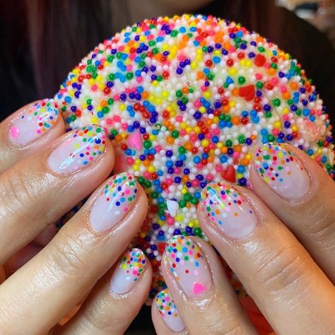 Pink Glazed Donut, Sprinkle Nails, Gel Nail Ideas, Short Round Nails, Gradient Nail Design, Cute Nails For Fall, Gelish Nails, Transparent Nails, Black Nail Designs