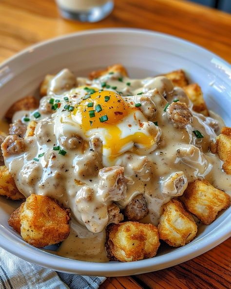 TATER TOT BREAKFAST BOWL WITH SAUSAGE GRAVY 🥔🍳 Ingredients: For the Sausage Gravy: 1 lb breakfast sausage 1/4 cup all-purpose flour 3 cups whole milk Salt and pepper, to taste For the Tater Tots: 1 lb frozen tater tots For the Breakfast Bowl: 6 eggs Salt and pepper, to taste Shredded cheddar cheese (optional) Chopped green onions or parsley (for garnish) Directions: Step 1: Prepare the Sausage Gravy In a large skillet over medium heat, cook the breakfast sausage until browned and cook... Egg And Sausage Recipes, Breakfast Ideas For One, Frozen Tater Tots, Tater Tot Breakfast, Gravy Ingredients, Breakfast Skillet, Shredded Cheddar Cheese, Soul Food Dinner, Breakfast Sausage