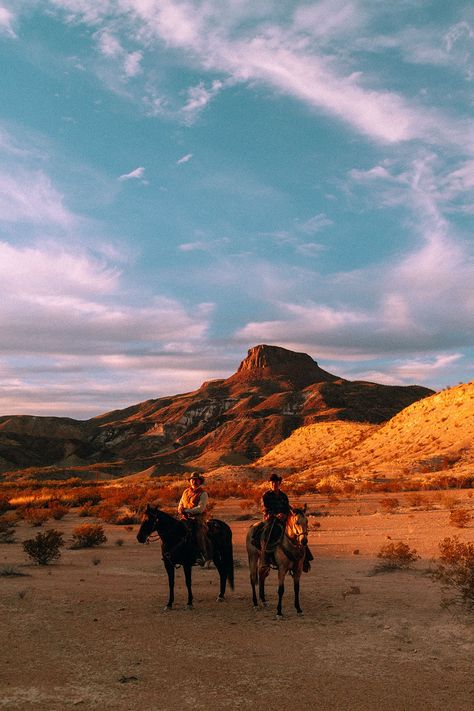 Sunset Horseback Riding in Lajitas, Texas – Big Bend Ranch State Park mit Lajitas Golf Resort / Texas USA Roadtrip Travel Guide by Alice M. Huynh Travel To Texas, Lajitas Golf Resort, Western Texas Aesthetic, Big Bend Aesthetic, Desert Ranch Aesthetic, Usa Trip Aesthetic, Big Bend Texas, Texas Travel Aesthetic, Bucket List Places To Travel Usa